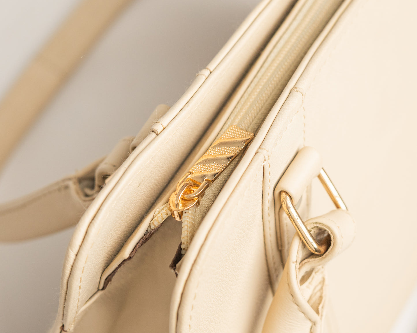 Classic Beige Structured Handbag – Elegant Everyday Leather Tote