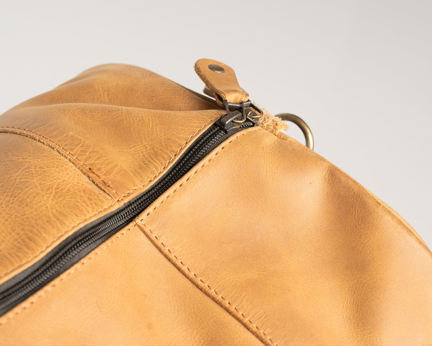 Premium Large Leather Duffel Bag – Classic Tan