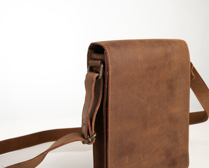 Minimalist Leather Crossbody Bag – Classic Vintage Brown