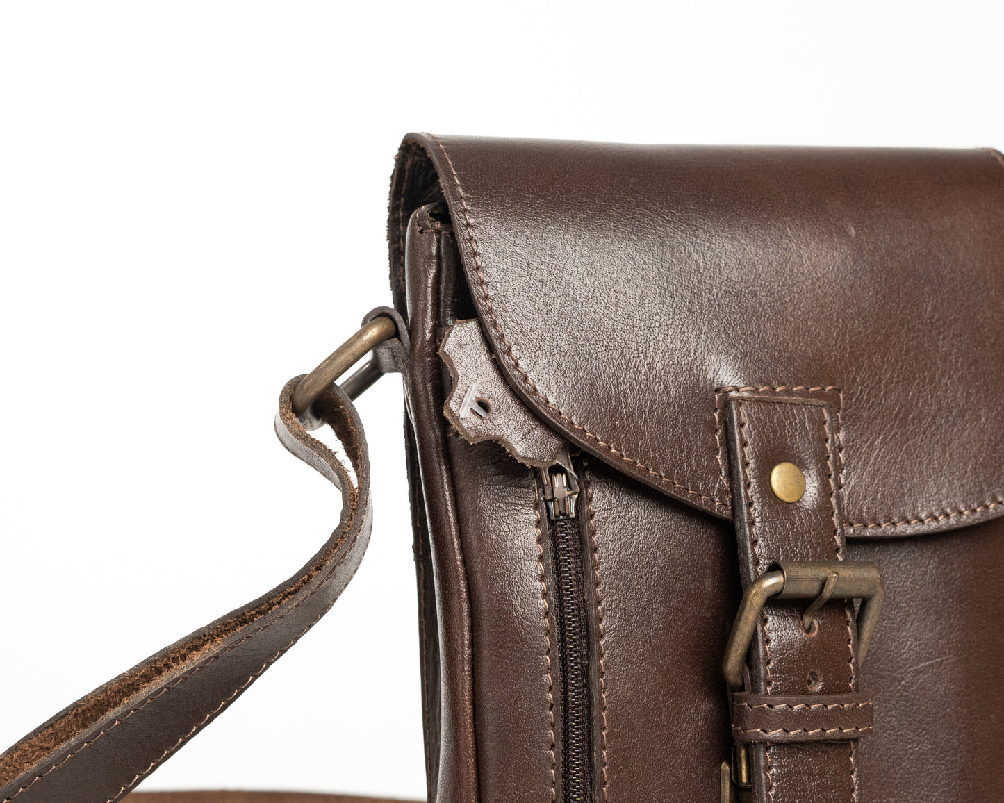 Classic Brown Leather Crossbody Bag – Vintage Style & Practical Design